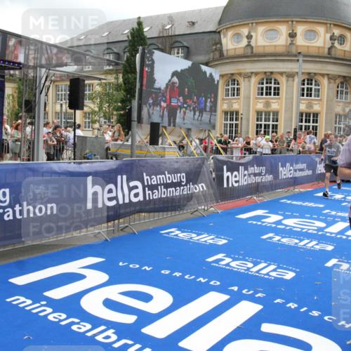 29.06.2025 - hella hamburg halbmarathon Michael Strokosch http://msf.ph/oto/8227750 29.06.2025 10:46:34 Ziel 4237, 4497, 5459, 6978, 8482, 8981, 9232, 9386, 9529, 9786, 12891, 13525, 14228, 14482, 15157, 15206, 17281, 17461, 18882, 19209 meine-sportfotos.de