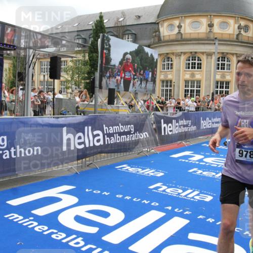 29.06.2025 - hella hamburg halbmarathon Michael Strokosch http://msf.ph/oto/8227770 29.06.2025 10:46:34 Ziel 4237, 4497, 5459, 6978, 8482, 8981, 9232, 9386, 9529, 9786, 12891, 13525, 14228, 14482, 15157, 15206, 17281, 17461, 18882, 19209 meine-sportfotos.de