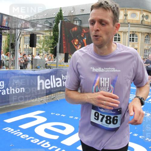 29.06.2025 - hella hamburg halbmarathon Michael Strokosch http://msf.ph/oto/8227786 29.06.2025 10:46:35 Ziel 4237, 4497, 5459, 6978, 8482, 8981, 9232, 9386, 9529, 9786, 12891, 13525, 15133, 15206, 17281, 17461, 18882 meine-sportfotos.de