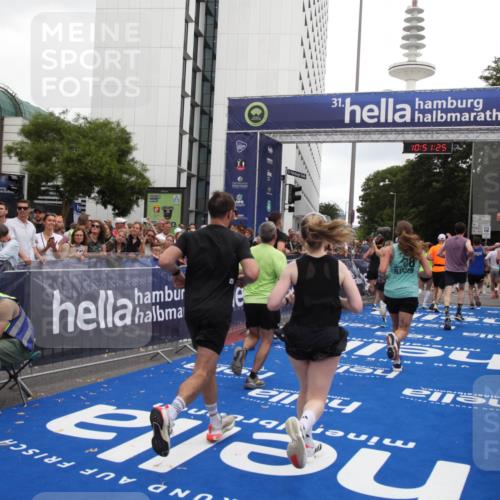 29.06.2025 - hella hamburg halbmarathon Michael Strokosch http://msf.ph/oto/8227813 29.06.2025 10:51:24 Ziel 1461, 1817, 2364, 2411, 2636, 2718, 4814, 6657, 6776, 8316, 8930, 8989, 9214, 9476, 10480, 10667, 11124, 11512, 12016, 13047, 14865, 14994, 16357, 18019, 18489 meine-sportfotos.de