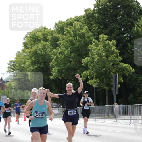 29.06.2025 - hella hamburg halbmarathon Jannik Wohlers http://msf.ph/oto/8227829 29.06.2025 10:27:50 Lombardsbrücke 3445, 5369, 5604, 7667, 8215, 8327, 9653, 9654, 12842, 13045, 13296, 13568, 13678, 14017, 14155, 15123, 15608, 18256 meine-sportfotos.de