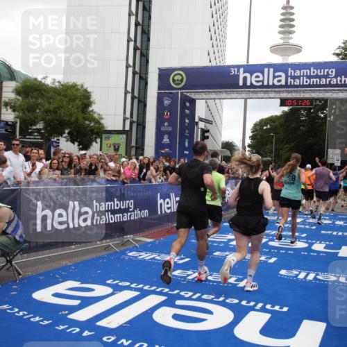 29.06.2025 - hella hamburg halbmarathon Michael Strokosch http://msf.ph/oto/8227848 29.06.2025 10:51:25 Ziel 1461, 1817, 2364, 2411, 2636, 2718, 2946, 4814, 6657, 6776, 8316, 8930, 8989, 9214, 9476, 9656, 10480, 10667, 11124, 12016, 13047, 14865, 14994, 15950, 16357, 18019, 18489 meine-sportfotos.de