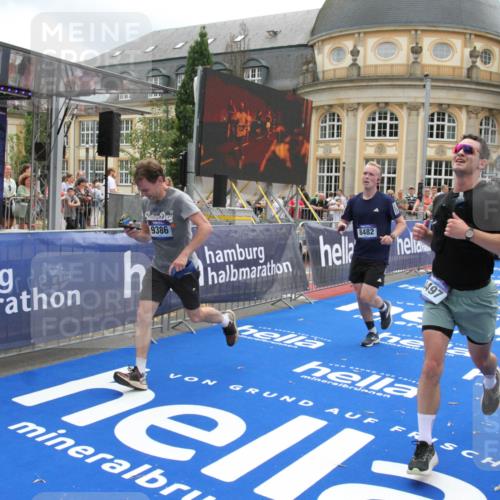 29.06.2025 - hella hamburg halbmarathon Michael Strokosch http://msf.ph/oto/8227850 29.06.2025 10:46:36 Ziel 4497, 5459, 8482, 9051, 9232, 9386, 9529, 9786, 13525, 15133, 15206, 17281, 17461, 18882 meine-sportfotos.de