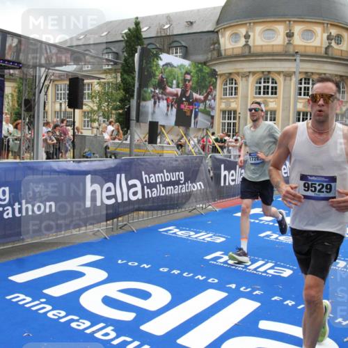 29.06.2025 - hella hamburg halbmarathon Michael Strokosch http://msf.ph/oto/8227911 29.06.2025 10:46:38 Ziel 1920, 4497, 5459, 8482, 9051, 9232, 9386, 9529, 13525, 13554, 15026, 15133, 15206, 15714, 17281, 17461, 18297, 18882 meine-sportfotos.de