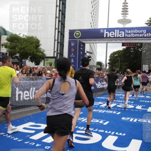 29.06.2025 - hella hamburg halbmarathon Michael Strokosch http://msf.ph/oto/8227939 29.06.2025 10:51:25 Ziel 1461, 1817, 2364, 2411, 2636, 2718, 2946, 4814, 6657, 6776, 8316, 8930, 8989, 9214, 9476, 9656, 10480, 10667, 11124, 12016, 13047, 14865, 14994, 15950, 16357, 18019, 18489 meine-sportfotos.de