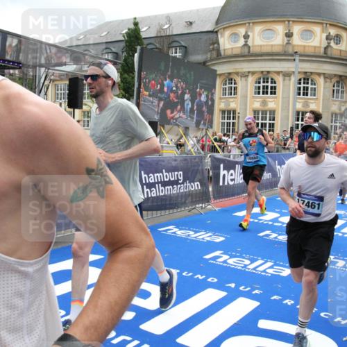 29.06.2025 - hella hamburg halbmarathon Michael Strokosch http://msf.ph/oto/8227955 29.06.2025 10:46:38 Ziel 1920, 4497, 5459, 8482, 9051, 9232, 9386, 9529, 13525, 13554, 15026, 15133, 15206, 15714, 17281, 17461, 18297, 18882 meine-sportfotos.de