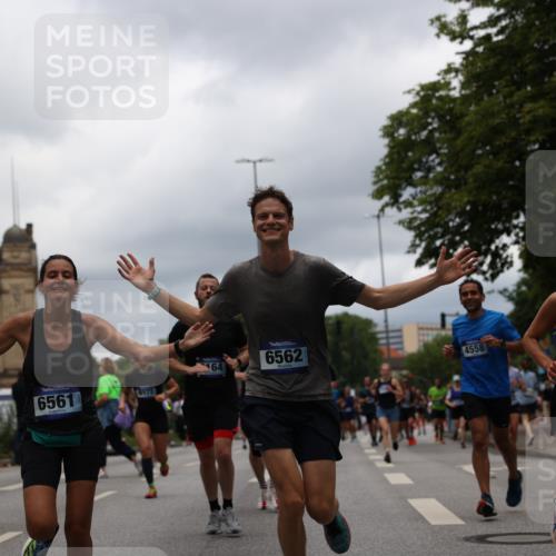 29.06.2025 - hella hamburg halbmarathon Yannick Fuchs http://msf.ph/oto/8227978 29.06.2025 10:46:36 20KM 1098, 1257, 1657, 2111, 2444, 2814, 3258, 3715, 3952, 4121, 4557, 4558, 4837, 5116, 5169, 5194, 5378, 5399, 6164, 6561, 6562, 7130, 7178, 7312, 7475, 7896, 8139, 8172, 8316, 8720, 8955, 9145, 10529, 10811, 11459, 12135, 12519, 13211, 13301, 13327, 14198, 14286, 14791, 15001, 15144, 15275, 15446, 15506, 15690, 16320, 16929, 17130, 17198, 17710, 17773, 18331 meine-sportfotos.de