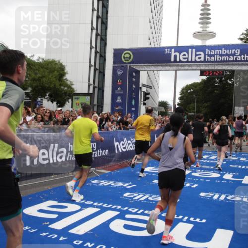 29.06.2025 - hella hamburg halbmarathon Michael Strokosch http://msf.ph/oto/8227982 29.06.2025 10:51:26 Ziel 1817, 2364, 2411, 2636, 2718, 2946, 4814, 5820, 6657, 6776, 8316, 8989, 9214, 9656, 10480, 10667, 11124, 11422, 12016, 13047, 14865, 14994, 15950, 16357, 18019, 18489 meine-sportfotos.de