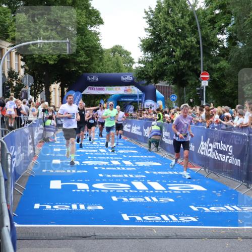 29.06.2025 - hella hamburg halbmarathon Zöllner http://msf.ph/oto/8227987 29.06.2025 10:53:16 Ziel 2111, 7383, 8273, 8361, 9142, 12875, 15179, 16929, 16986 meine-sportfotos.de