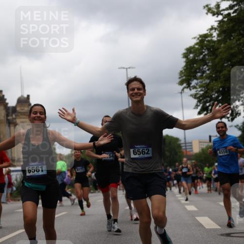 29.06.2025 - hella hamburg halbmarathon Yannick Fuchs http://msf.ph/oto/8227990 29.06.2025 10:46:36 20KM 1098, 1257, 1657, 2111, 2444, 2814, 3258, 3715, 3952, 4121, 4557, 4558, 4837, 5116, 5169, 5194, 5378, 5399, 6164, 6561, 6562, 7130, 7178, 7312, 7475, 7896, 8139, 8172, 8316, 8720, 8955, 9145, 10529, 10811, 11459, 12135, 12519, 13211, 13301, 13327, 14198, 14286, 14791, 15001, 15144, 15275, 15446, 15506, 15690, 16320, 16929, 17130, 17198, 17710, 17773, 18331 meine-sportfotos.de