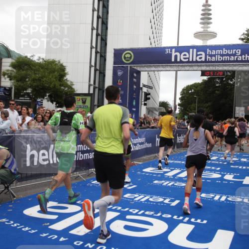 29.06.2025 - hella hamburg halbmarathon Michael Strokosch http://msf.ph/oto/8228013 29.06.2025 10:51:26 Ziel 1817, 2364, 2411, 2636, 2718, 2946, 4814, 5820, 6657, 6776, 8316, 8989, 9214, 9656, 10480, 10667, 11124, 11422, 12016, 13047, 14865, 14994, 15950, 16357, 18019, 18489 meine-sportfotos.de