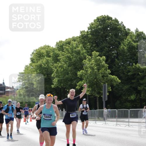 29.06.2025 - hella hamburg halbmarathon Jannik Wohlers http://msf.ph/oto/8228020 29.06.2025 10:27:50 Lombardsbrücke 3445, 5369, 5604, 7667, 8215, 8327, 9653, 9654, 12842, 13045, 13296, 13568, 13678, 14017, 14155, 15123, 15608, 18256 meine-sportfotos.de