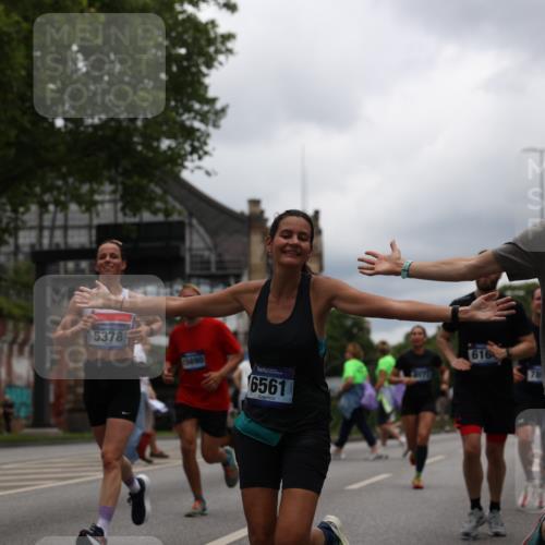 29.06.2025 - hella hamburg halbmarathon Yannick Fuchs http://msf.ph/oto/8228035 29.06.2025 10:46:37 20KM 1098, 1257, 1482, 1657, 2111, 2444, 2814, 3258, 3715, 3952, 4121, 4557, 4558, 4726, 4837, 5116, 5169, 5194, 5378, 5399, 6164, 6561, 6562, 7178, 7312, 7475, 7896, 8172, 8316, 8720, 8955, 9145, 10529, 10811, 11459, 12135, 12519, 13211, 13301, 14198, 14286, 14791, 15001, 15144, 15275, 15446, 15506, 15690, 16320, 16929, 17130, 17198, 17710, 17773, 18331 meine-sportfotos.de