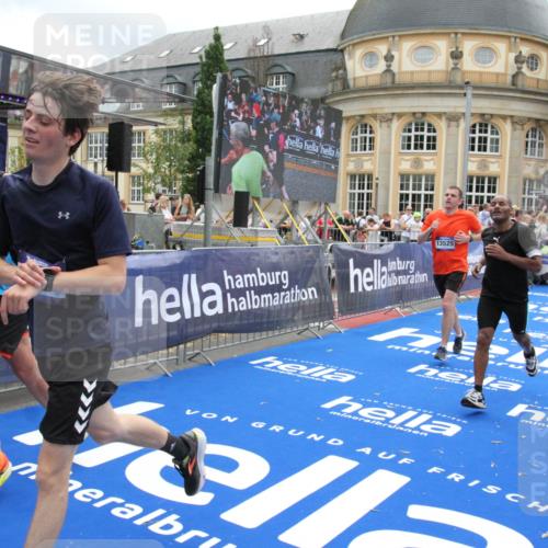 29.06.2025 - hella hamburg halbmarathon Michael Strokosch http://msf.ph/oto/8228082 29.06.2025 10:46:40 Ziel 1920, 1942, 5459, 9051, 9529, 13525, 13554, 15026, 15133, 15206, 15714, 17281, 17461, 18297, 18882 meine-sportfotos.de