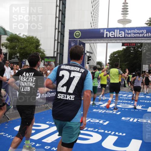 29.06.2025 - hella hamburg halbmarathon Michael Strokosch http://msf.ph/oto/8228104 29.06.2025 10:51:28 Ziel 2364, 2411, 2636, 2718, 2946, 4814, 5820, 6776, 8989, 9214, 9656, 11124, 11422, 13047, 13792, 14865, 14994, 15871, 15950, 16357, 17131, 18489 meine-sportfotos.de