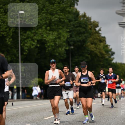 29.06.2025 - hella hamburg halbmarathon Dr. Thomas Lammeyer http://msf.ph/oto/8228148 29.06.2025 10:13:17 Kennedybrücke 1823, 3762, 4592, 7081, 9297, 9306, 10035, 10194, 10819, 11067 meine-sportfotos.de