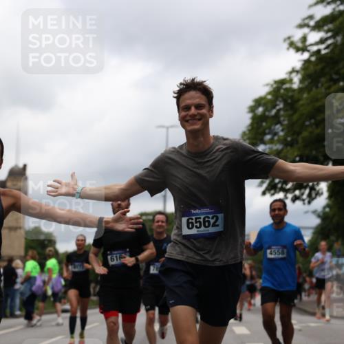29.06.2025 - hella hamburg halbmarathon Yannick Fuchs http://msf.ph/oto/8228151 29.06.2025 10:46:37 20KM 1098, 1257, 1482, 1657, 2111, 2444, 2814, 3258, 3715, 3952, 4121, 4557, 4558, 4726, 4837, 5116, 5169, 5194, 5378, 5399, 6164, 6561, 6562, 7178, 7312, 7475, 7896, 8172, 8316, 8720, 8955, 9145, 10529, 10811, 11459, 12135, 12519, 13211, 13301, 14198, 14286, 14791, 15001, 15144, 15275, 15446, 15506, 15690, 16320, 16929, 17130, 17198, 17710, 17773, 18331 meine-sportfotos.de