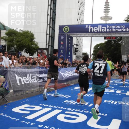 29.06.2025 - hella hamburg halbmarathon Michael Strokosch http://msf.ph/oto/8228173 29.06.2025 10:51:28 Ziel 2364, 2411, 2636, 2718, 2946, 4814, 5820, 6776, 8989, 9214, 9656, 11124, 11422, 13047, 13792, 14865, 14994, 15871, 15950, 16357, 17131, 18489 meine-sportfotos.de