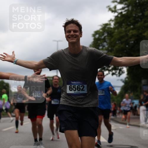 29.06.2025 - hella hamburg halbmarathon Yannick Fuchs http://msf.ph/oto/8228218 29.06.2025 10:46:37 20KM 1098, 1257, 1482, 1657, 2111, 2444, 2814, 3258, 3715, 3952, 4121, 4557, 4558, 4726, 4837, 5116, 5169, 5194, 5378, 5399, 6164, 6561, 6562, 7178, 7312, 7475, 7896, 8172, 8316, 8720, 8955, 9145, 10529, 10811, 11459, 12135, 12519, 13211, 13301, 14198, 14286, 14791, 15001, 15144, 15275, 15446, 15506, 15690, 16320, 16929, 17130, 17198, 17710, 17773, 18331 meine-sportfotos.de