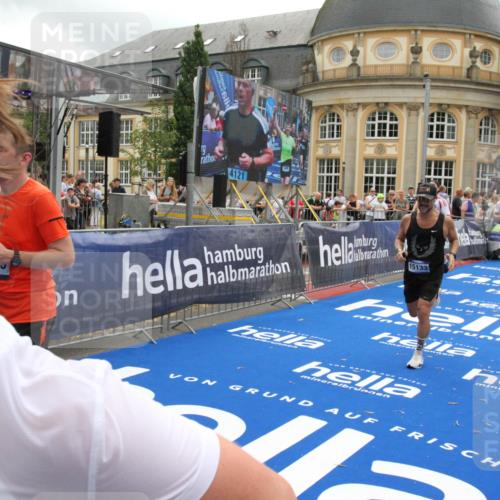 29.06.2025 - hella hamburg halbmarathon Michael Strokosch http://msf.ph/oto/8228223 29.06.2025 10:46:41 Ziel 1920, 1942, 5459, 9051, 13525, 13554, 15026, 15133, 15206, 15714, 16175, 17865, 18297, 18882 meine-sportfotos.de