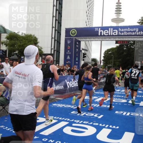 29.06.2025 - hella hamburg halbmarathon Michael Strokosch http://msf.ph/oto/8228231 29.06.2025 10:51:30 Ziel 2364, 2411, 2946, 5820, 7943, 8989, 9214, 9656, 11124, 11422, 13047, 13403, 13792, 14994, 15871, 15950, 16357, 17131, 18489 meine-sportfotos.de
