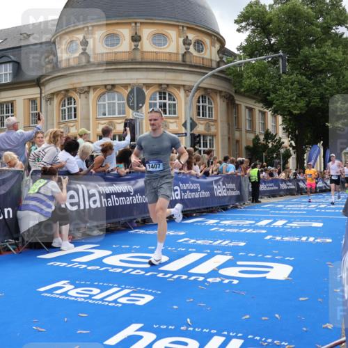 29.06.2025 - hella hamburg halbmarathon Strokosch-Dieckow http://msf.ph/oto/8228255 29.06.2025 10:32:03 Ziel 1407, 1686, 4129, 4698, 6619, 11150, 11199, 11370, 15826, 16505, 16736 meine-sportfotos.de
