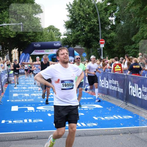29.06.2025 - hella hamburg halbmarathon Zöllner http://msf.ph/oto/8228294 29.06.2025 10:53:19 Ziel 1683, 2074, 4065, 7312, 7383, 8273, 8361, 9142, 11844, 12875, 15179, 15681, 16929, 16986, 18901 meine-sportfotos.de