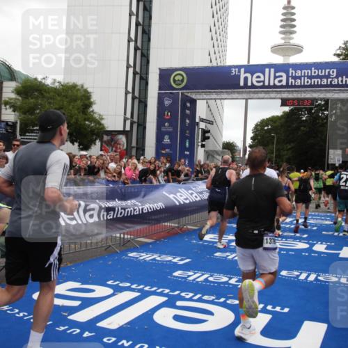 29.06.2025 - hella hamburg halbmarathon Michael Strokosch http://msf.ph/oto/8228295 29.06.2025 10:51:31 Ziel 1335, 2364, 2411, 2946, 5820, 7943, 8989, 9214, 9656, 11124, 11422, 13403, 13792, 15871, 15950, 16357, 17131, 18489 meine-sportfotos.de