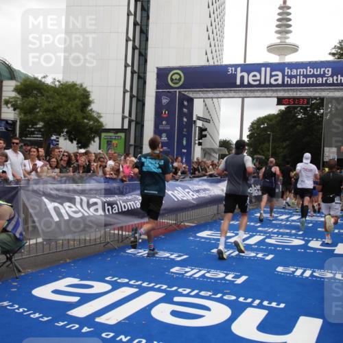 29.06.2025 - hella hamburg halbmarathon Michael Strokosch http://msf.ph/oto/8228405 29.06.2025 10:51:32 Ziel 1335, 2411, 2946, 5820, 7943, 9214, 9656, 11422, 13403, 13792, 15871, 15950, 16357, 17131 meine-sportfotos.de