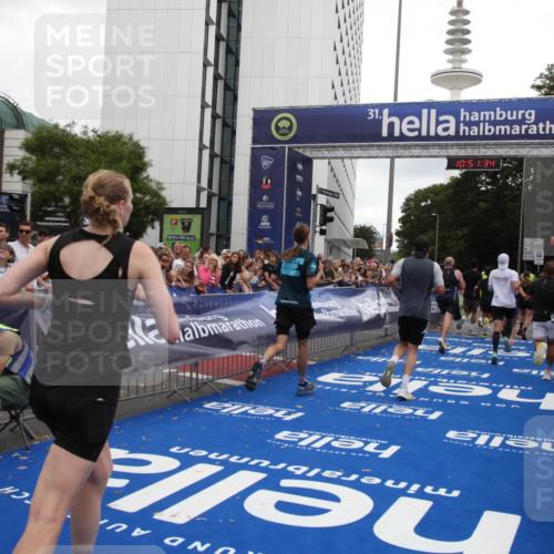 29.06.2025 - hella hamburg halbmarathon Michael Strokosch http://msf.ph/oto/8228419 29.06.2025 10:51:32 Ziel 1335, 2411, 2946, 5820, 7943, 9214, 9656, 11422, 13403, 13792, 15871, 15950, 16357, 17131 meine-sportfotos.de