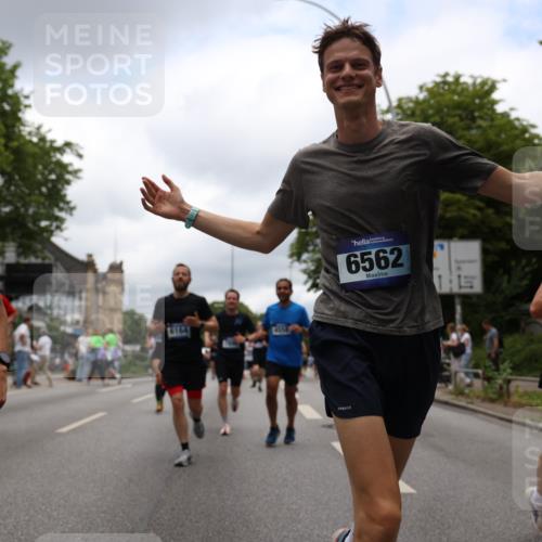 29.06.2025 - hella hamburg halbmarathon Yannick Fuchs http://msf.ph/oto/8228429 29.06.2025 10:46:38 20KM 1098, 1257, 1482, 1657, 2111, 2444, 2814, 3258, 3715, 3952, 4121, 4557, 4558, 4726, 4837, 5116, 5169, 5194, 5378, 6164, 6561, 6562, 7178, 7232, 7312, 7383, 7475, 7896, 8172, 8316, 8720, 8955, 9145, 10529, 10811, 11459, 12135, 12519, 13211, 13301, 14198, 14286, 14791, 14805, 15001, 15144, 15275, 15446, 15506, 15690, 16320, 16929, 17130, 17198, 17710, 17773, 18331 meine-sportfotos.de