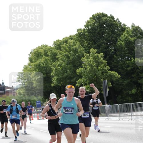 29.06.2025 - hella hamburg halbmarathon Jannik Wohlers http://msf.ph/oto/8228451 29.06.2025 10:27:51 Lombardsbrücke 3445, 5369, 5604, 7667, 8215, 8327, 9653, 9654, 12842, 13045, 13296, 13568, 13678, 14017, 14155, 15123, 18256, 18604 meine-sportfotos.de