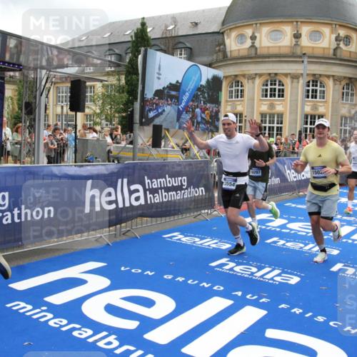 29.06.2025 - hella hamburg halbmarathon Michael Strokosch http://msf.ph/oto/8228472 29.06.2025 10:46:43 Ziel 1920, 1942, 9051, 13525, 13554, 15026, 15133, 15714, 16175, 17743, 17865, 18297, 19128 meine-sportfotos.de