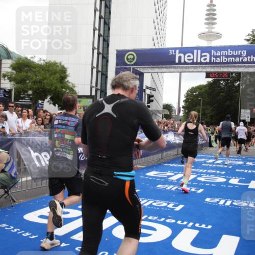 29.06.2025 - hella hamburg halbmarathon Michael Strokosch http://msf.ph/oto/8228507 29.06.2025 10:51:34 Ziel 1335, 2946, 5820, 7943, 9656, 10691, 11422, 13403, 13792, 15871, 15950, 17131 meine-sportfotos.de