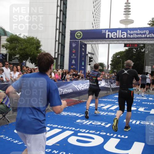 29.06.2025 - hella hamburg halbmarathon Michael Strokosch http://msf.ph/oto/8228562 29.06.2025 10:51:35 Ziel 1335, 5820, 7943, 10691, 11422, 13403, 13792, 15871, 17131 meine-sportfotos.de