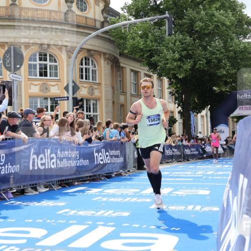 29.06.2025 - hella hamburg halbmarathon Strokosch-Dieckow http://msf.ph/oto/8228591 29.06.2025 10:32:11 Ziel 1686, 1894, 7272, 10876, 15826, 16065, 16505, 16736 meine-sportfotos.de