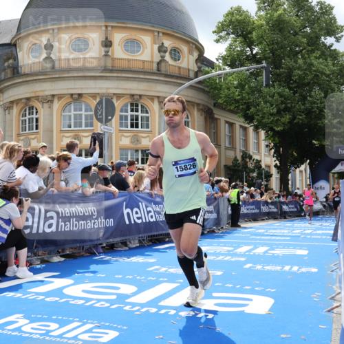 29.06.2025 - hella hamburg halbmarathon Strokosch-Dieckow http://msf.ph/oto/8228615 29.06.2025 10:32:12 Ziel 1894, 7272, 10876, 15826, 16065, 16505, 16736 meine-sportfotos.de