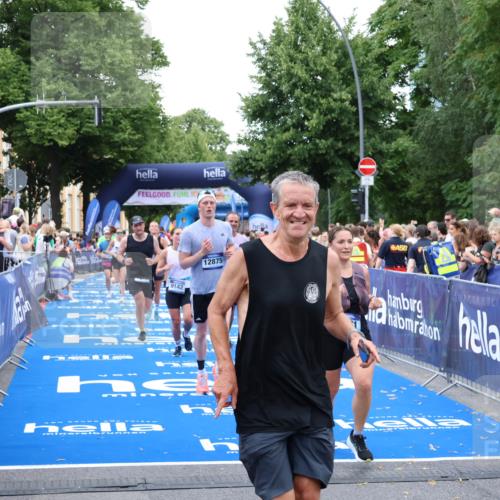 29.06.2025 - hella hamburg halbmarathon Zöllner http://msf.ph/oto/8228619 29.06.2025 10:53:21 Ziel 1683, 2074, 2354, 4065, 7312, 7383, 8273, 8361, 9142, 11844, 12490, 12875, 15179, 15681, 15838, 16929, 18134, 18901 meine-sportfotos.de