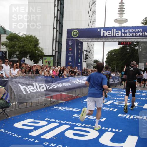 29.06.2025 - hella hamburg halbmarathon Michael Strokosch http://msf.ph/oto/8228662 29.06.2025 10:51:35 Ziel 1335, 5820, 7943, 10691, 11422, 13403, 13792, 15871, 17131 meine-sportfotos.de