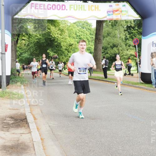 29.06.2025 - hella hamburg halbmarathon MichiJ http://msf.ph/oto/8228666 29.06.2025 10:26:09 Zwischen KM18-KM19 2404, 6047, 6123, 6529, 7310, 9914, 10451, 10680, 15261, 18216 meine-sportfotos.de
