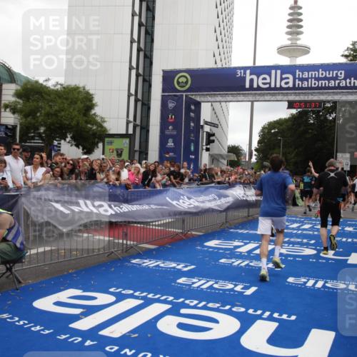 29.06.2025 - hella hamburg halbmarathon Michael Strokosch http://msf.ph/oto/8228717 29.06.2025 10:51:36 Ziel 1335, 5008, 7943, 10691, 13403, 13792, 15871, 17131, 19007 meine-sportfotos.de