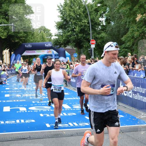 29.06.2025 - hella hamburg halbmarathon Zöllner http://msf.ph/oto/8228751 29.06.2025 10:53:23 Ziel 1683, 1727, 2074, 2354, 4065, 6942, 7312, 8651, 9142, 11844, 12490, 12875, 15179, 15681, 15838, 18134, 18901 meine-sportfotos.de