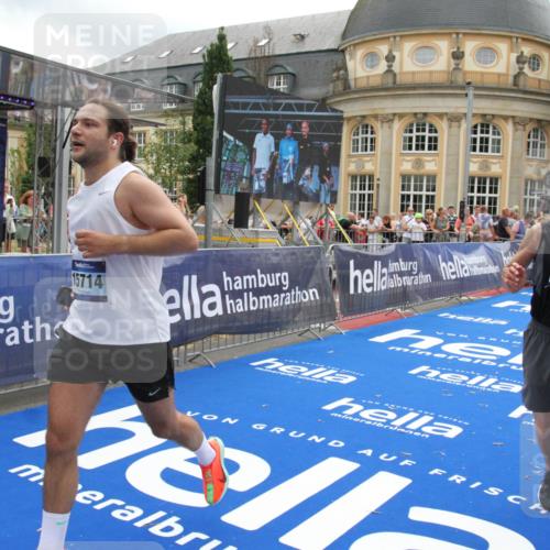29.06.2025 - hella hamburg halbmarathon Michael Strokosch http://msf.ph/oto/8228781 29.06.2025 10:46:45 Ziel 1920, 1942, 3976, 6630, 9051, 13554, 14541, 15026, 15714, 15900, 16175, 17743, 17865, 18297, 19128 meine-sportfotos.de