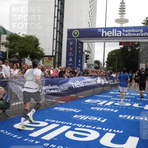 29.06.2025 - hella hamburg halbmarathon Michael Strokosch http://msf.ph/oto/8228790 29.06.2025 10:51:37 Ziel 1335, 5008, 7943, 10691, 13327, 13403, 17131, 19007 meine-sportfotos.de