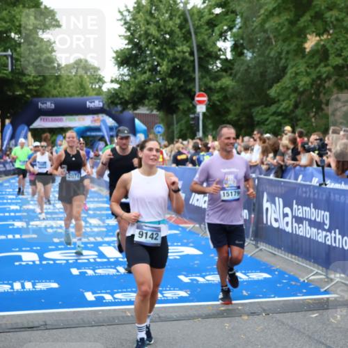 29.06.2025 - hella hamburg halbmarathon Zöllner http://msf.ph/oto/8228804 29.06.2025 10:53:24 Ziel 1683, 1727, 2074, 2354, 4065, 6198, 6942, 7312, 8651, 9142, 11844, 12490, 13997, 15179, 15681, 15838, 18134, 18901 meine-sportfotos.de