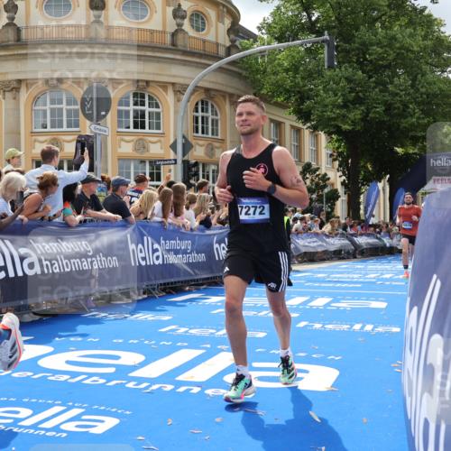 29.06.2025 - hella hamburg halbmarathon Strokosch-Dieckow http://msf.ph/oto/8228863 29.06.2025 10:32:17 Ziel 1894, 7272, 7845, 10484, 10876, 16065 meine-sportfotos.de