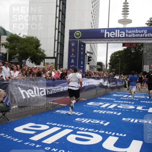 29.06.2025 - hella hamburg halbmarathon Michael Strokosch http://msf.ph/oto/8228864 29.06.2025 10:51:37 Ziel 1335, 5008, 7943, 10691, 13327, 13403, 17131, 19007 meine-sportfotos.de