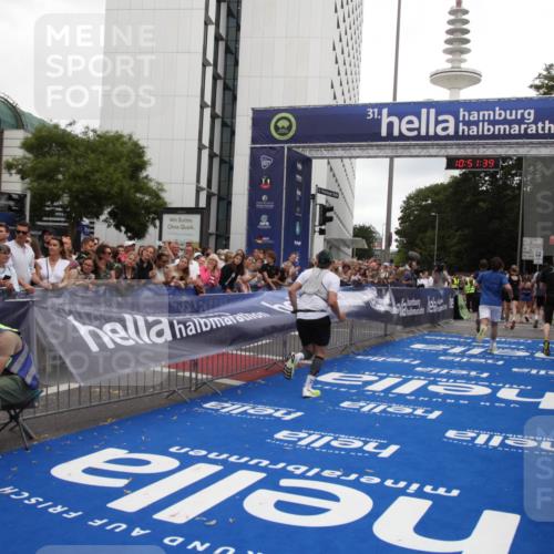 29.06.2025 - hella hamburg halbmarathon Michael Strokosch http://msf.ph/oto/8228895 29.06.2025 10:51:38 Ziel 1335, 5008, 7943, 10691, 13327, 13403, 19007 meine-sportfotos.de