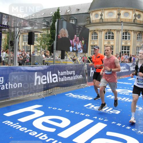 29.06.2025 - hella hamburg halbmarathon Michael Strokosch http://msf.ph/oto/8228914 29.06.2025 10:46:48 Ziel 1942, 3976, 6630, 11858, 13940, 14541, 15900, 16175, 17353, 17669, 17743, 17865, 19128 meine-sportfotos.de