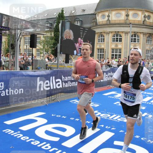 29.06.2025 - hella hamburg halbmarathon Michael Strokosch http://msf.ph/oto/8228927 29.06.2025 10:46:48 Ziel 1942, 3976, 6630, 11858, 13940, 14541, 15900, 16175, 17353, 17669, 17743, 17865, 19128 meine-sportfotos.de